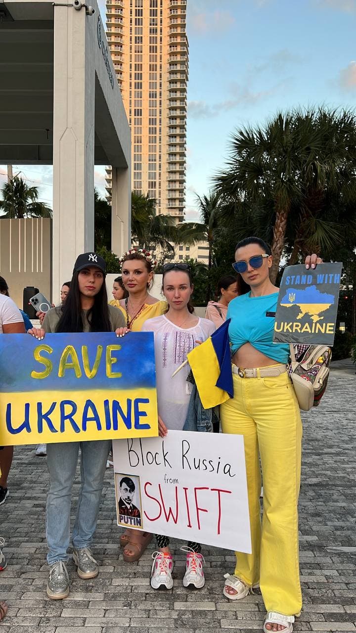 На мітингу у Маямі закликають відключити Росію від SWIFT та врятувати Україну (фото)